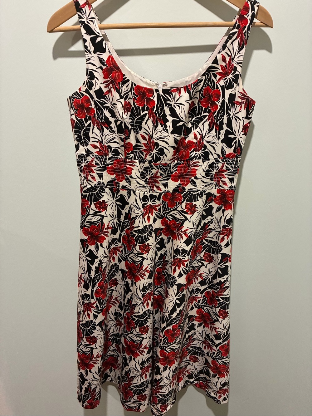 PETITE SOPHISTICATE Floral White Red and Black Sleeveless Dress Size 4P